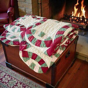 Vtg Double Wedding Ring Quilt/Throw 64"x84" (Twin) Homemade Scalloped Cottage